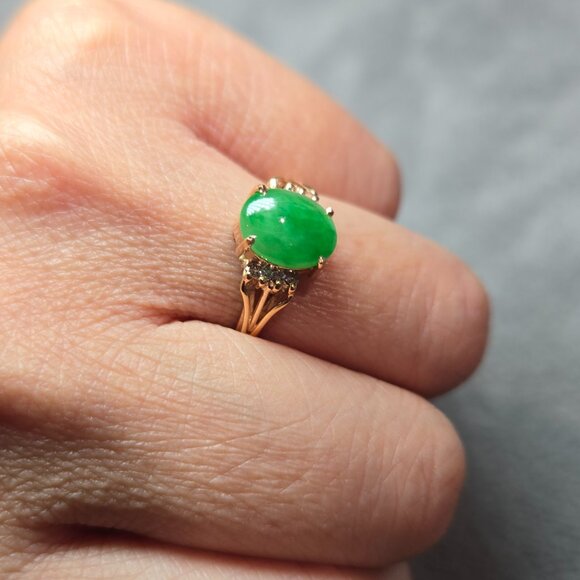 Dazzling Jade Ring with 8 Diamonds – 18K Gold, Size 5 - Picture 3 of 14